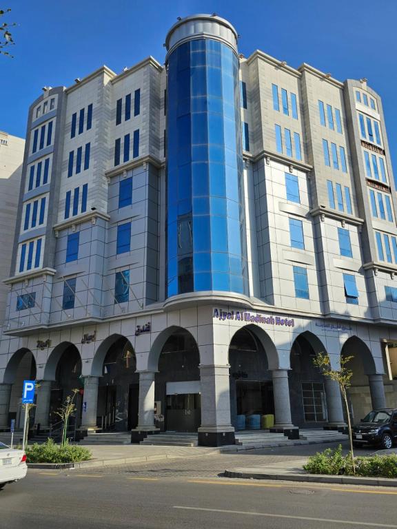 un grand bâtiment avec un bâtiment bleu dans l'établissement فندق اجيال المدينة 1-Ajyal Al Madina Hotel 1, à Médine