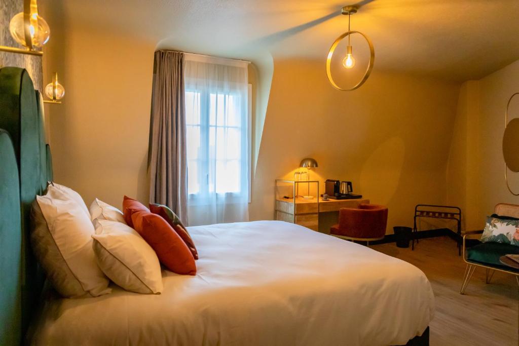 Postel nebo postele na pokoji v ubytování Brit Hotel Kara Sainte Anne d'Auray