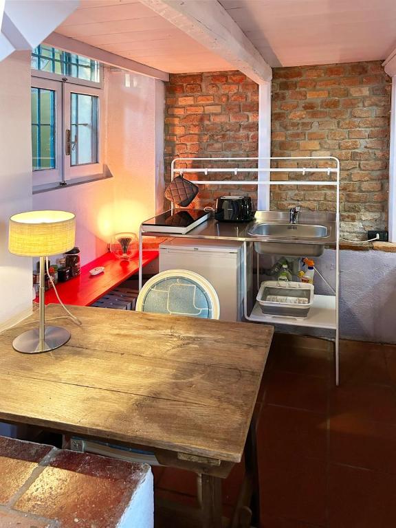 Kuchyňa alebo kuchynka v ubytovaní suite with terrace and loft with garden in Milan naviglio pavese