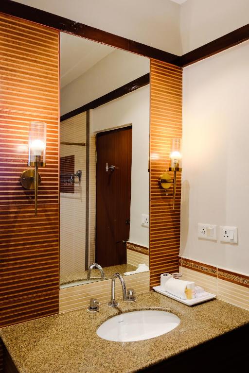 Koupelna v ubytování Chanakya BNR Hotel