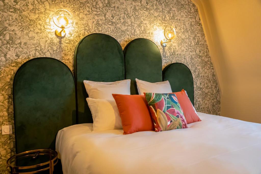 Postel nebo postele na pokoji v ubytování Brit Hotel Kara Sainte Anne d'Auray