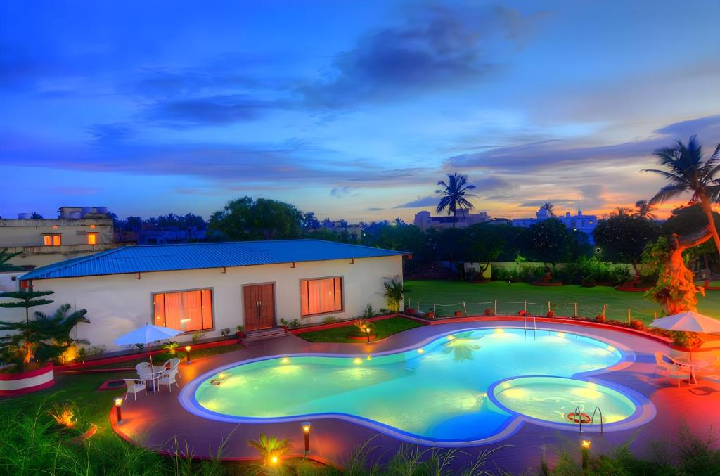 Bazén v ubytování Chanakya BNR Hotel nebo v jeho okolí