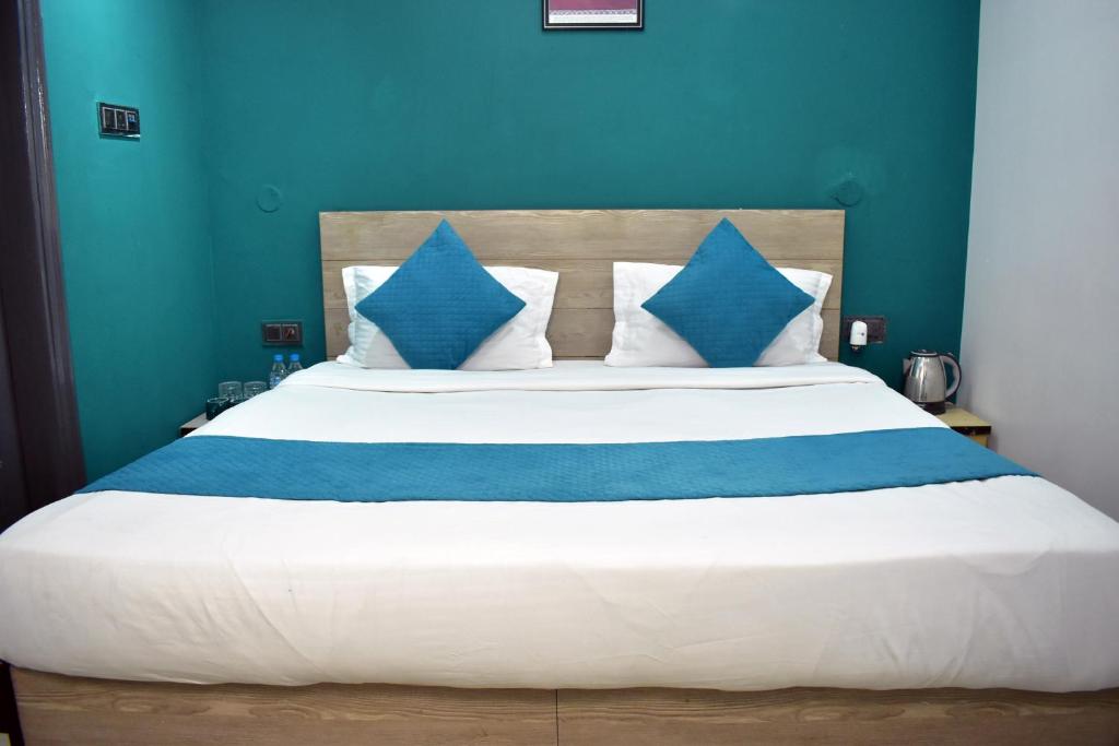 Postel nebo postele na pokoji v ubytování Qotel Hotel Rama Rohini Sector-24 Couple Friendly