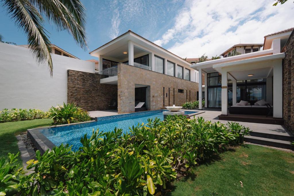 Three-Bedroom Villa with Balcony and Ocean View, Private Pool