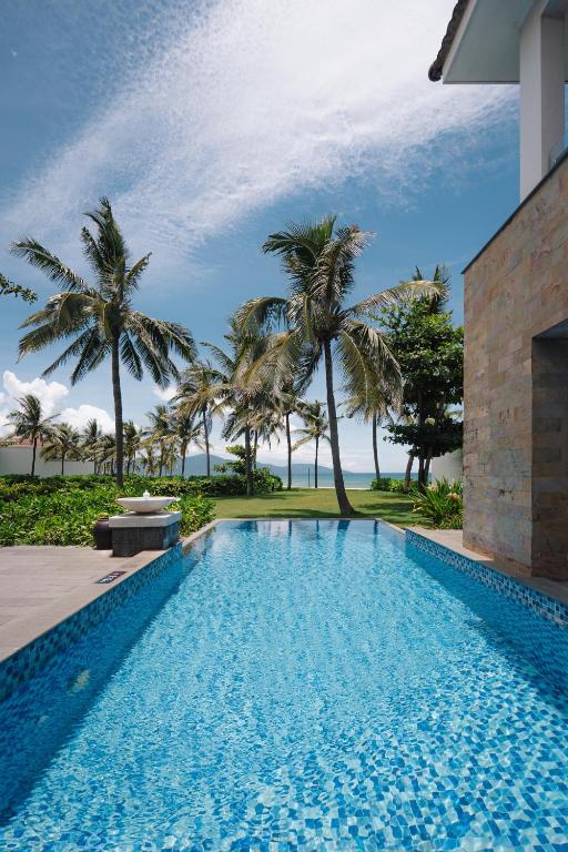Three-Bedroom Villa with Balcony and Garden View, Private Pool