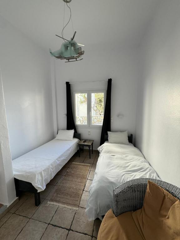 Postel nebo postele na pokoji v ubytování Madaky Hotel