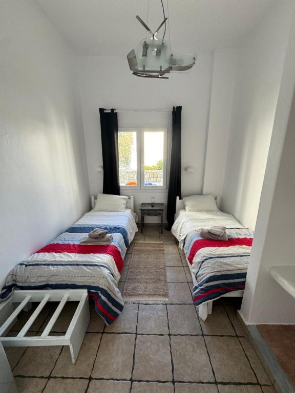 Postel nebo postele na pokoji v ubytování Madaky Hotel