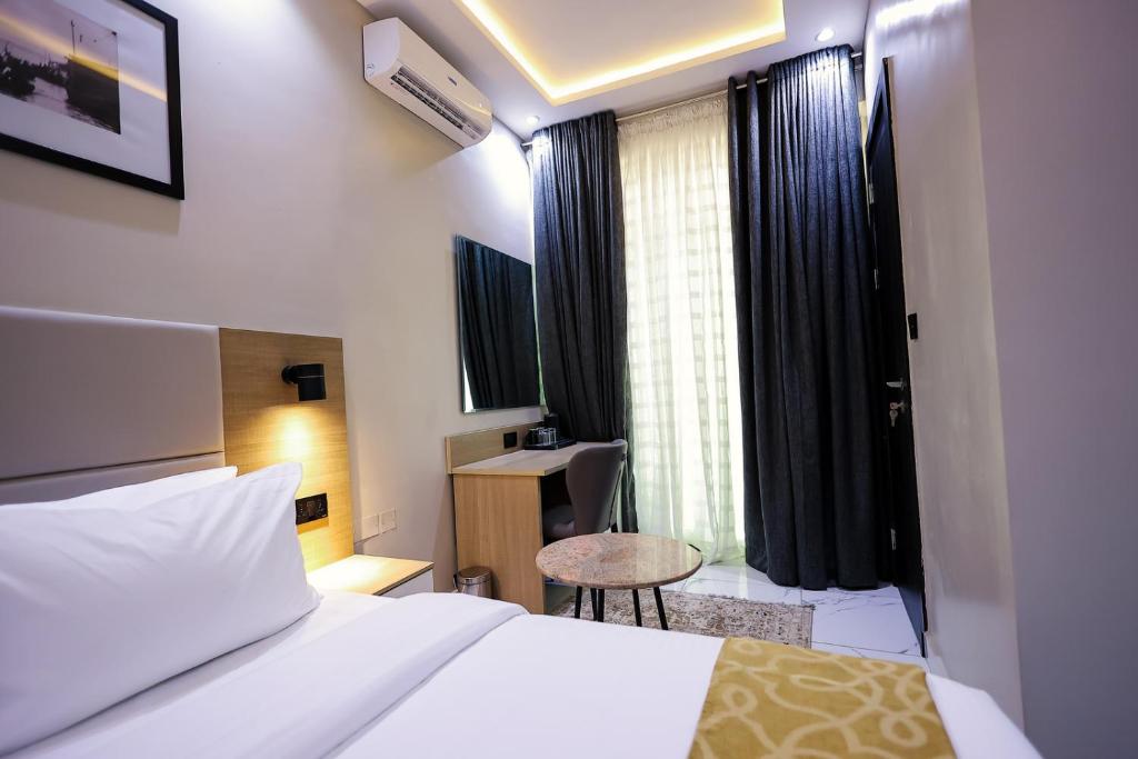 Een bed of bedden in een kamer bij Ringruby Hotel, Oduduwa Way