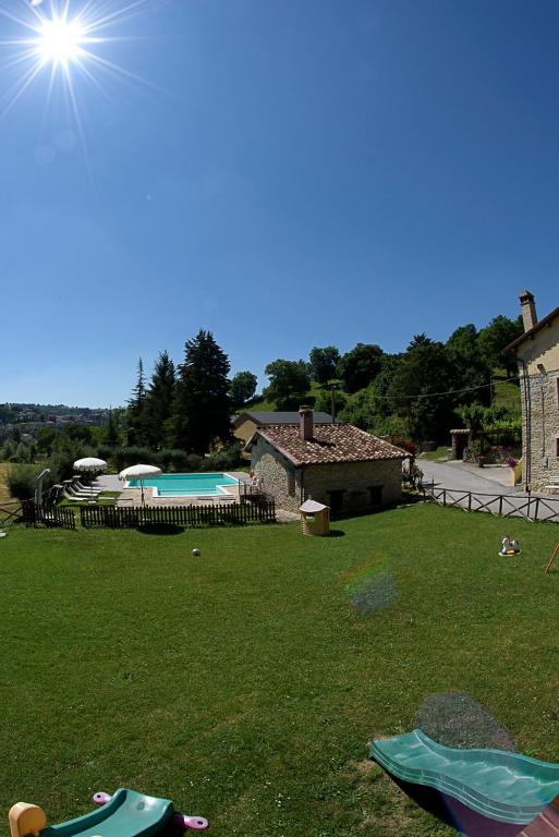 Bazén v ubytovaní Borgo Di Cortolla alebo v jeho blízkosti