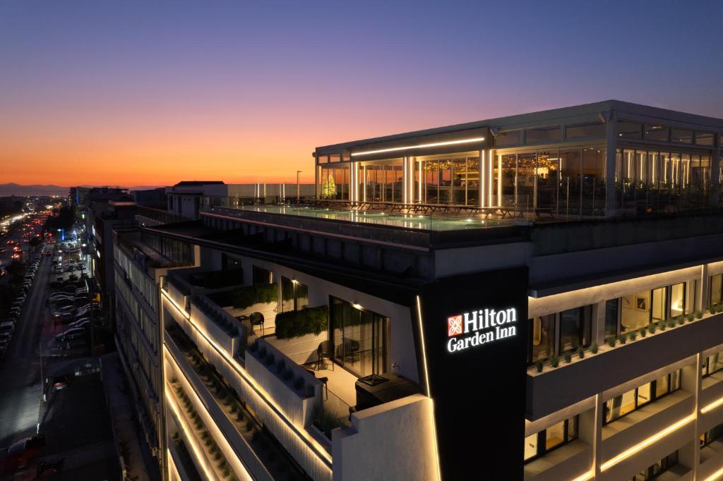 Východ nebo západ slunce při pohledu z hotelu nebo okolí