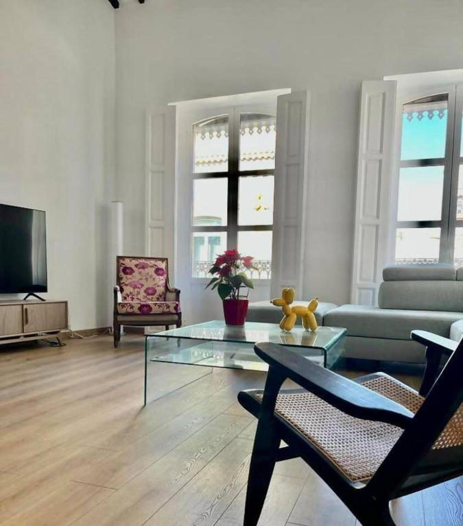 TV a/nebo společenská místnost v ubytování LovelyLoft Las Flores Ático