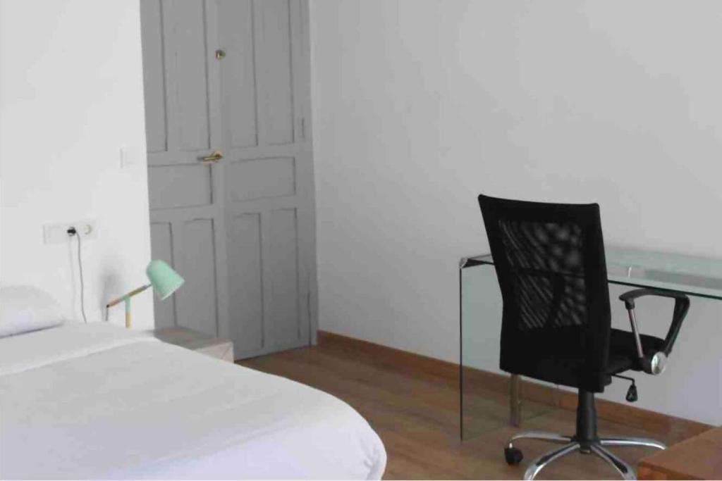 Postel nebo postele na pokoji v ubytování LovelyLoft Las Flores Ático