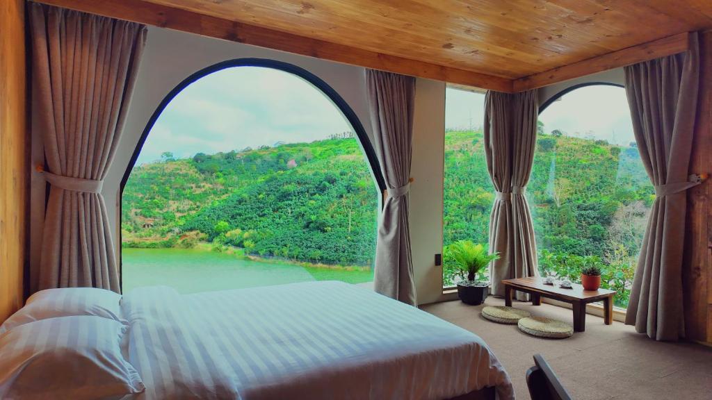 Postel nebo postele na pokoji v ubytování Mimoza homestay, Cầu Đất - Đà Lạt