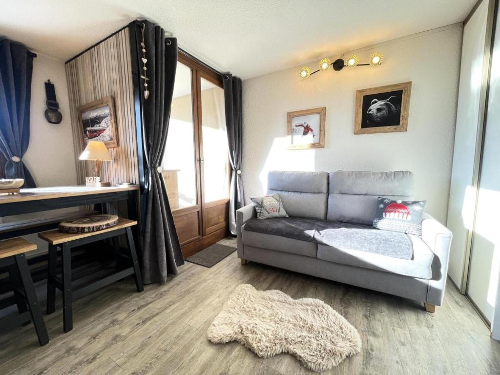 - un salon avec un canapé et un piano dans l'établissement Résidence Les Adrelles - STUDIO DE CHARME VUE MONT CHARVIN MAE-4781, à Notre-Dame-de-Bellecombe
