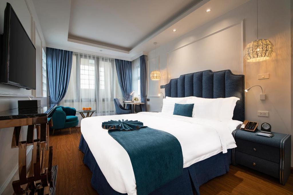 Postel nebo postele na pokoji v ubytování Hanoi Fiesta Central Hotel and Spa