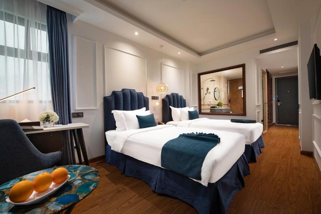Postel nebo postele na pokoji v ubytování Hanoi Fiesta Central Hotel and Spa