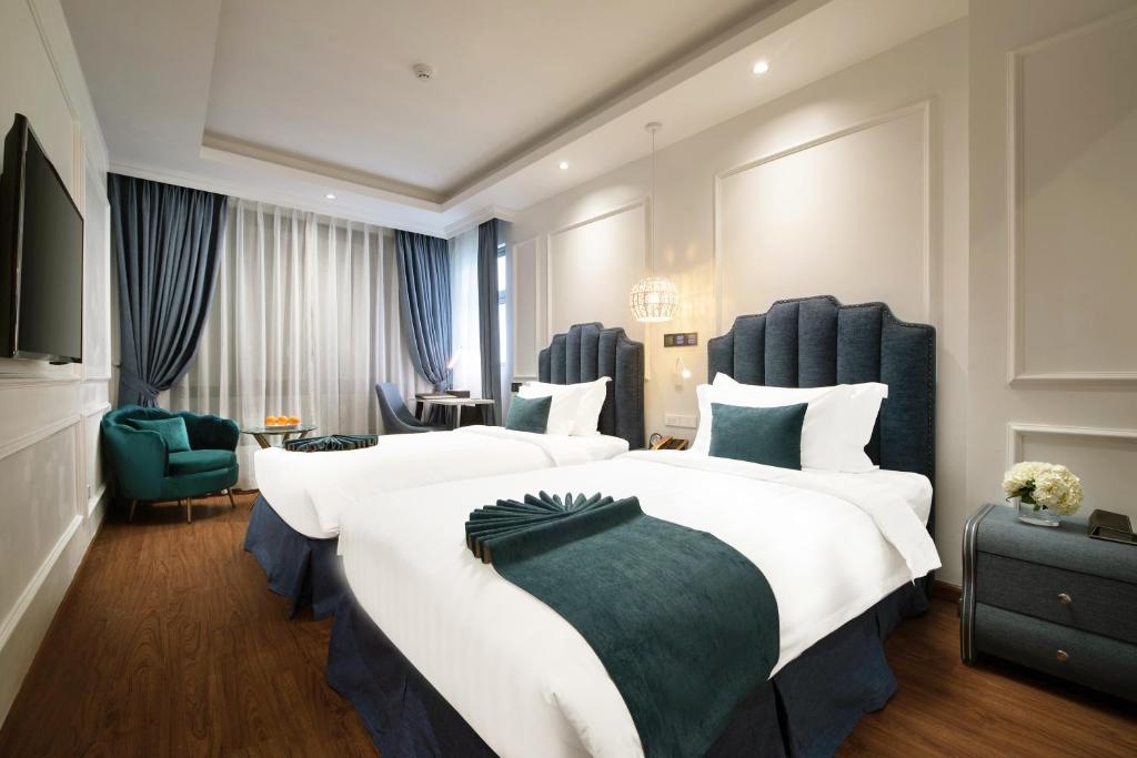 Postel nebo postele na pokoji v ubytování Hanoi Fiesta Central Hotel and Spa