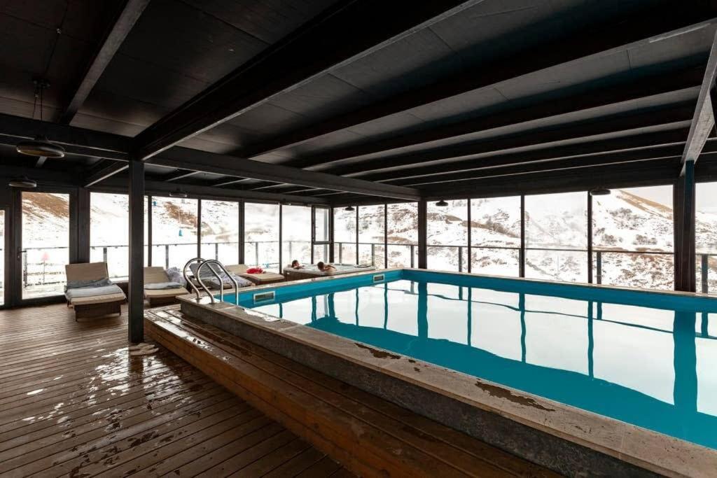 Bazén v ubytování Ski In Out Apartment In New Gudauri For 4 nebo v jeho okolí