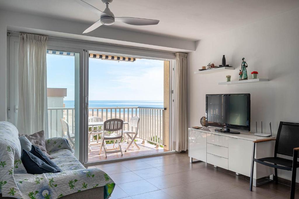 TV a/nebo společenská místnost v ubytování AT020 Apartamento con preciosas vistas de la playa La Paella