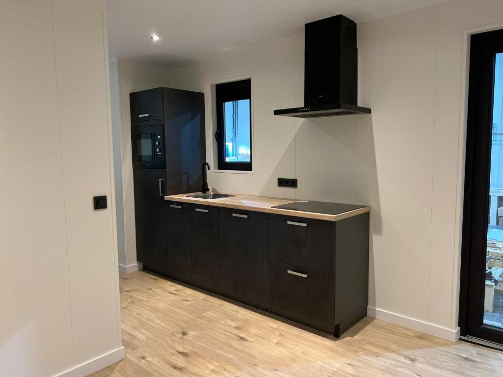 Kuchyň nebo kuchyňský kout v ubytování Luxury chalet 'Eveline' near Blokzijl
