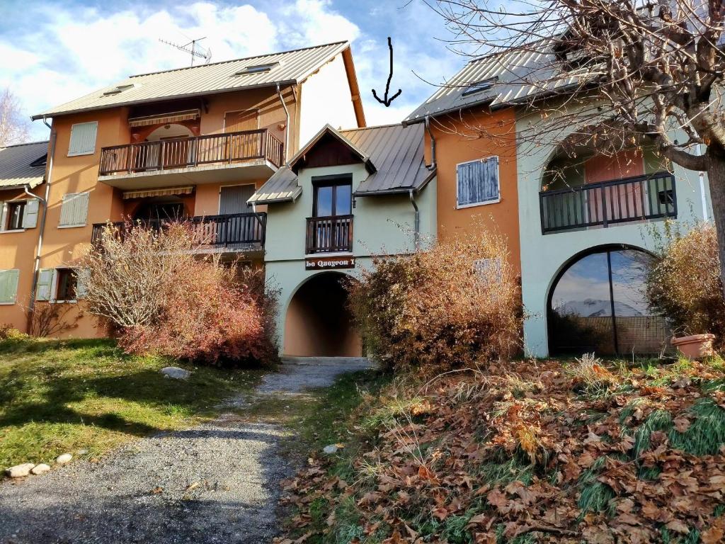 an older house with a driveway leading up to it at Appartement Guillestre 2 personnes in Guillestre