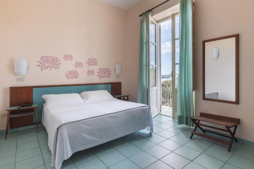 Postel nebo postele na pokoji v ubytování Hotel Serapo