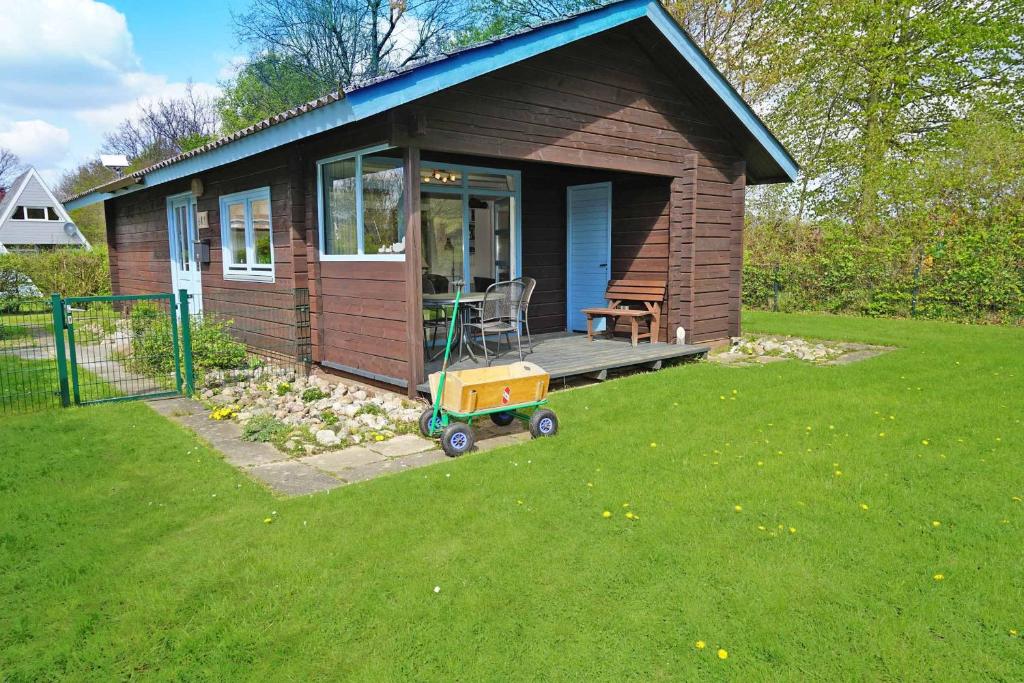 Galeriebild der Unterkunft Blockhaus mit grossem Grundstück und Zaun in Damp