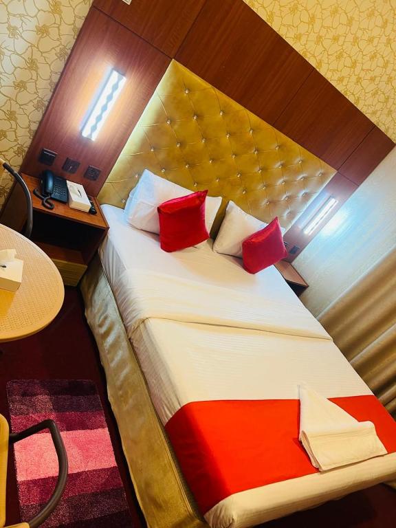 Postel nebo postele na pokoji v ubytování Parasol Hotel