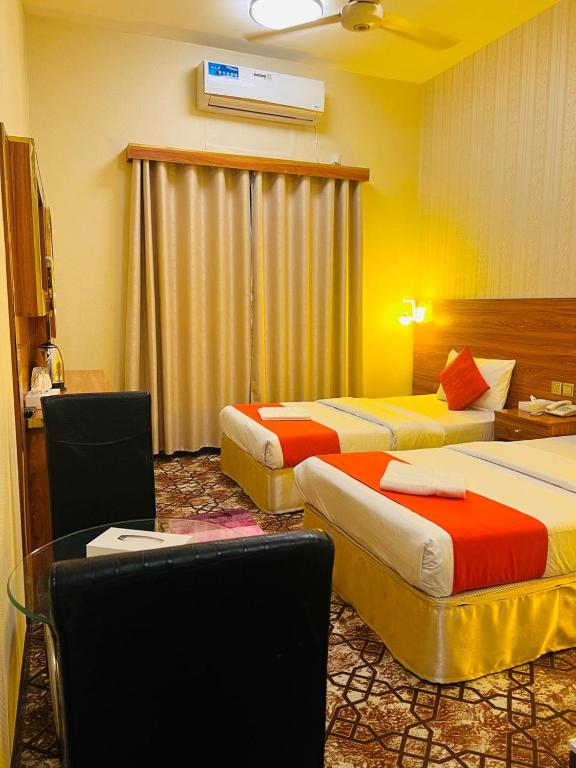 Postel nebo postele na pokoji v ubytování Parasol Hotel