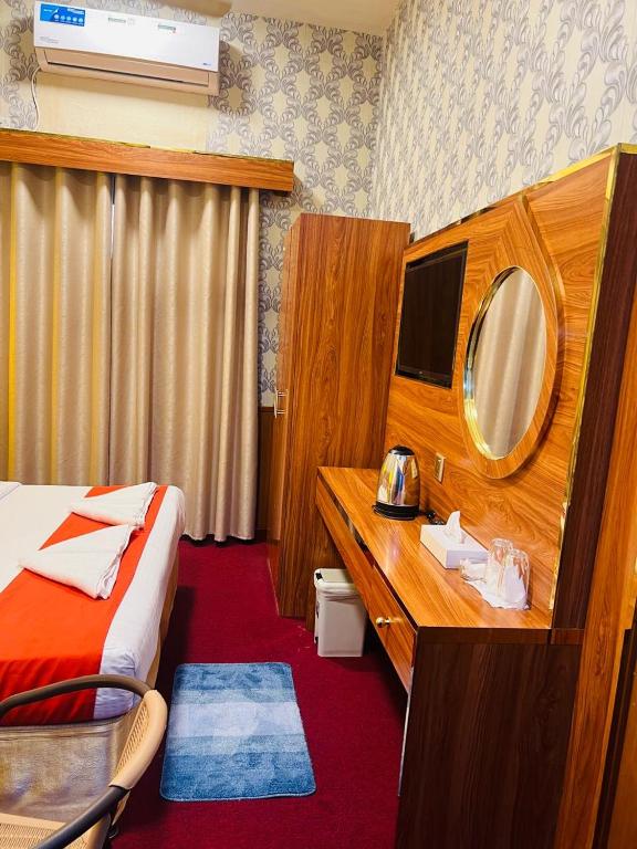 Postel nebo postele na pokoji v ubytování Parasol Hotel