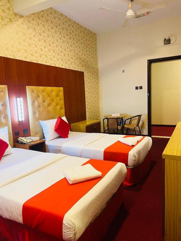 Postel nebo postele na pokoji v ubytování Parasol Hotel