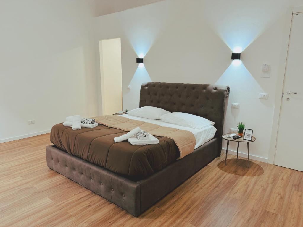 Un dormitorio con una cama grande con dos toallas encima. en Candalù - Palermo Suite, en Palermo
