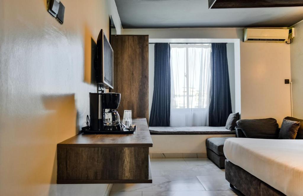 Postel nebo postele na pokoji v ubytování The Ivory Suites