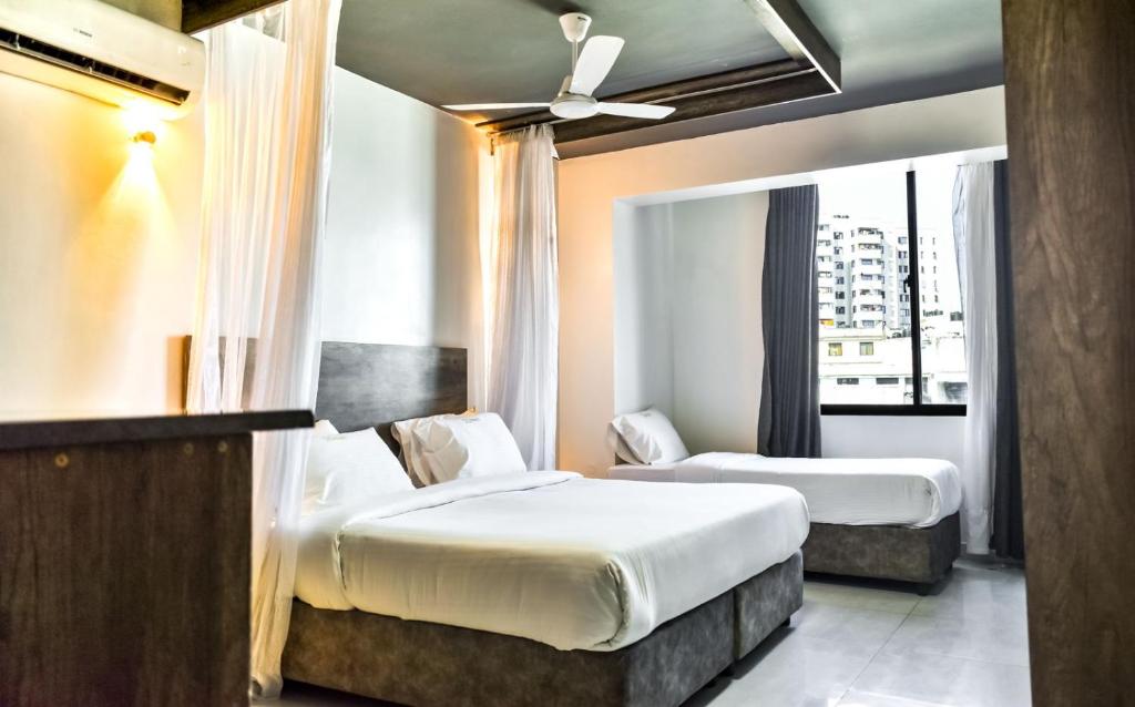 Postel nebo postele na pokoji v ubytování The Ivory Suites
