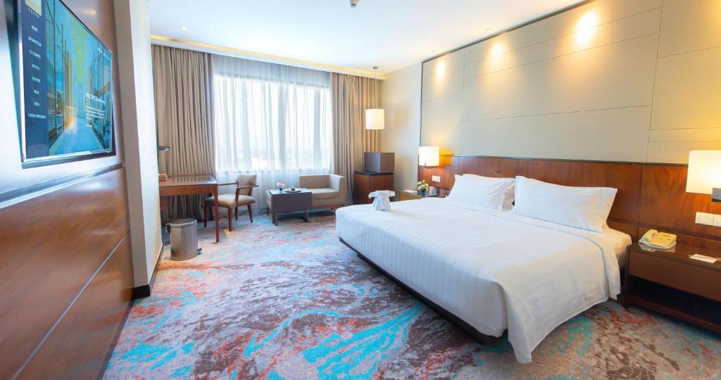 Postel nebo postele na pokoji v ubytování Gumaya Tower Hotel