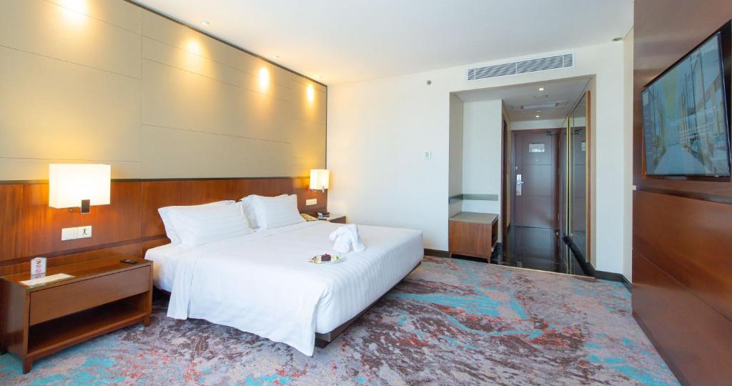 Postel nebo postele na pokoji v ubytování Gumaya Tower Hotel