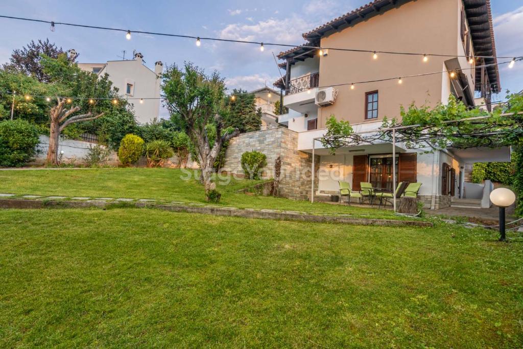 Vonkajšia záhrada v ubytovaní Traditional villa appartment with garden, also for gatherings ,15 minutes from Thessaloniki airport