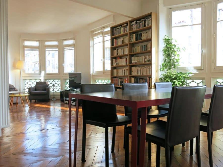 une salle à manger avec une table et des chaises dans l'établissement Charme Vaugirard Procession CityCosy, à Paris