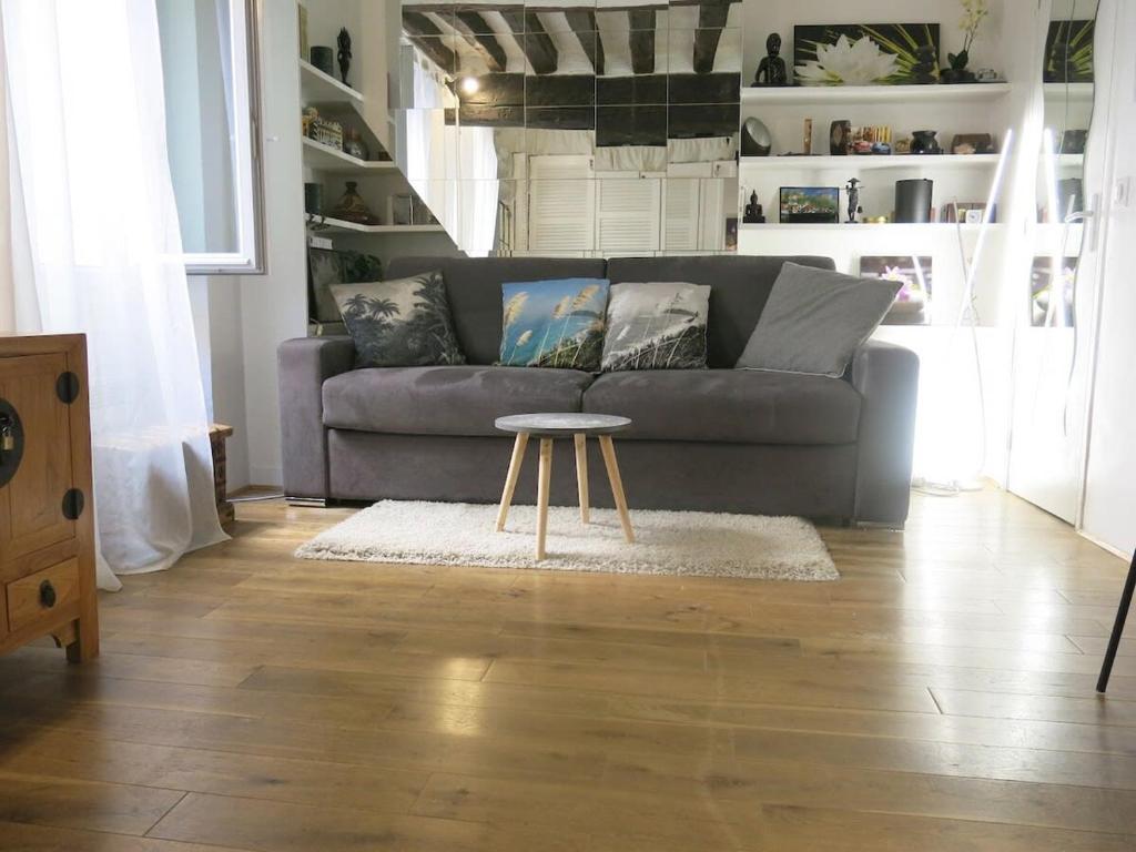 un salon avec un canapé et une table dans l'établissement Studio Marais Charlot CityCosy, à Paris