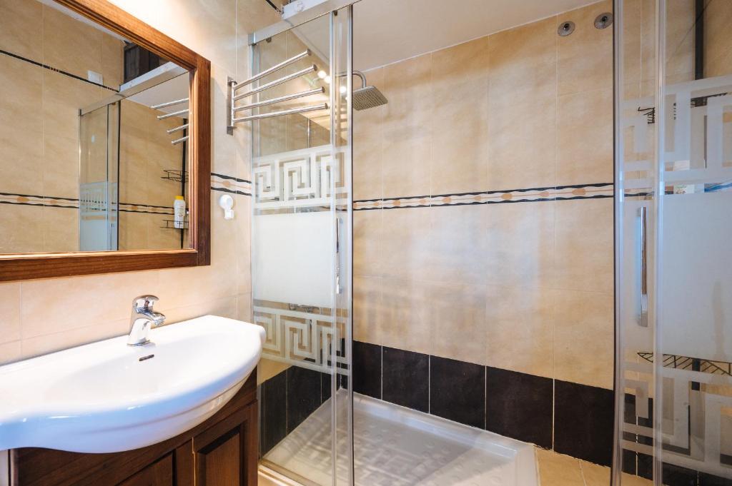 A bathroom at HomeySeville-Lovely Duplex at Santa Cruz 10 pax, Parking Optional