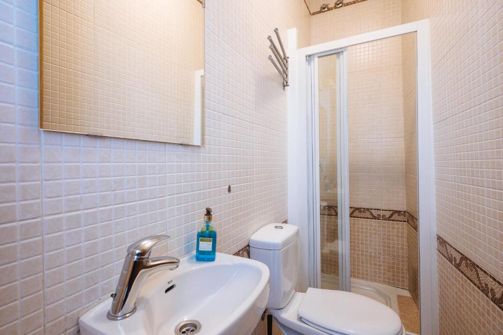 A bathroom at HomeySeville-Lovely Duplex at Santa Cruz 10 pax, Parking Optional