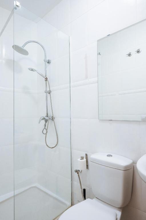 A bathroom at HomeySeville-Lovely Duplex at Santa Cruz 10 pax, Parking Optional
