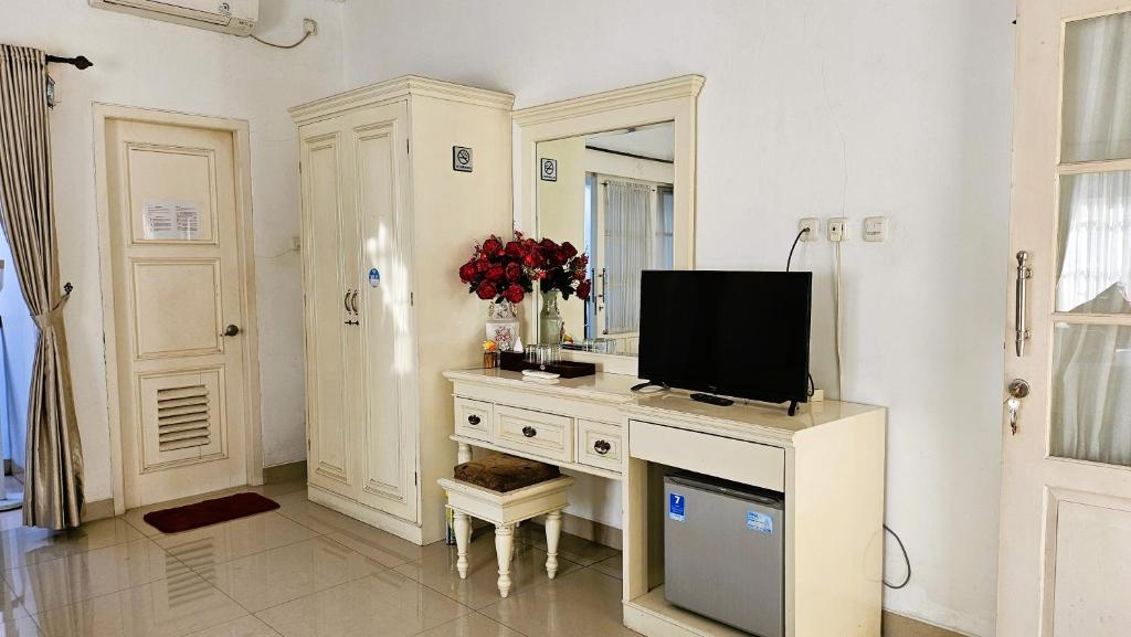 TV a/nebo společenská místnost v ubytování Surokarsan 9 House Yogyakarta