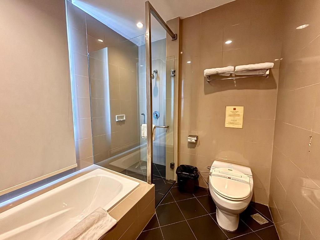 Koupelna v ubytování Manado Quality Hotel