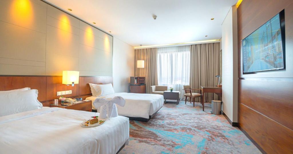 Postel nebo postele na pokoji v ubytování Gumaya Tower Hotel