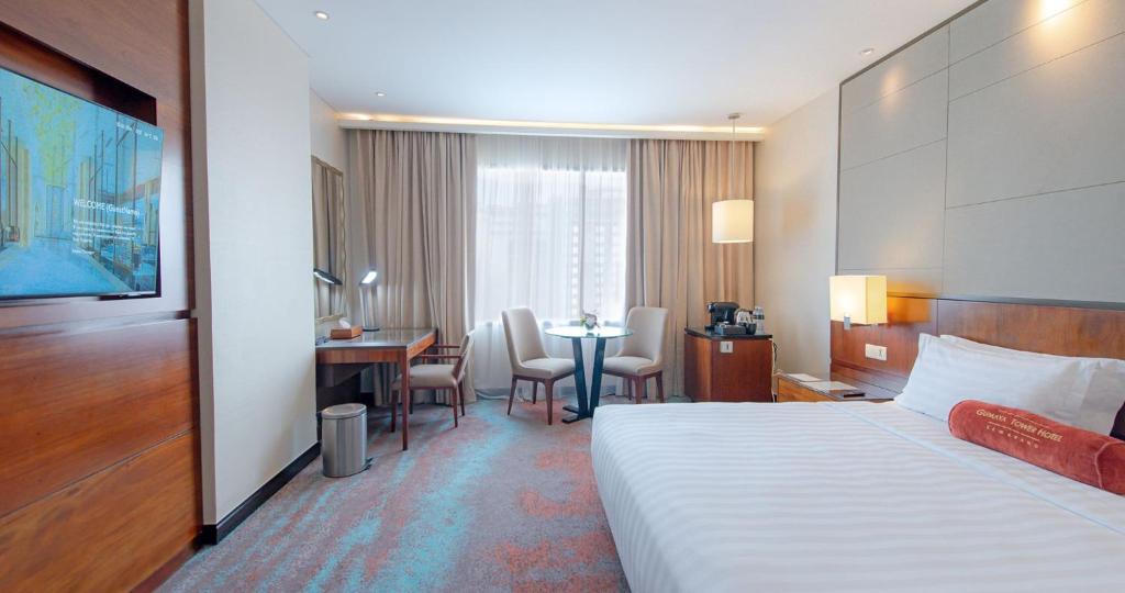 Postel nebo postele na pokoji v ubytování Gumaya Tower Hotel