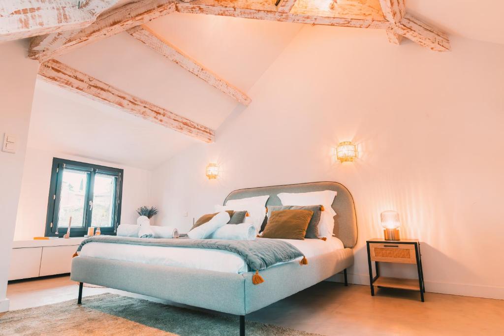 un dormitorio con una cama en una habitación en Charmante Maisonnette au Prado Carré d'Or by Maison Galante, en Marsella