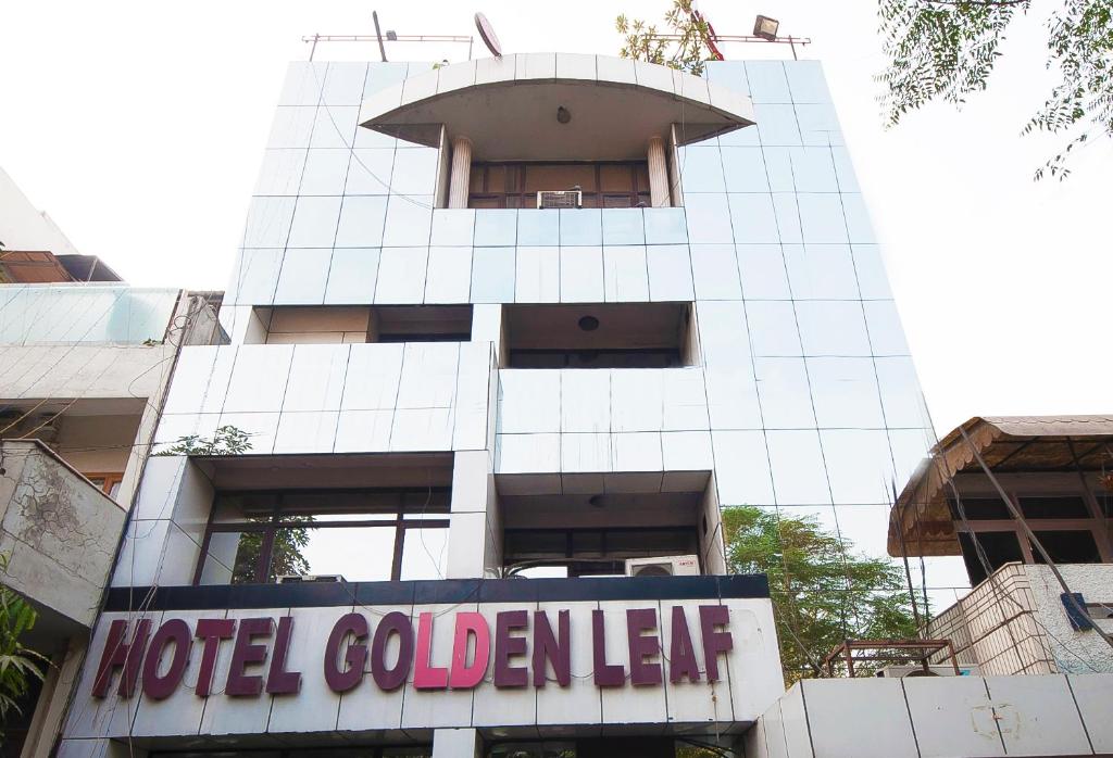 un bâtiment avec un panneau de crédit-bail colombien devant lui dans l'établissement Golden Leaf Hotel, à New Delhi