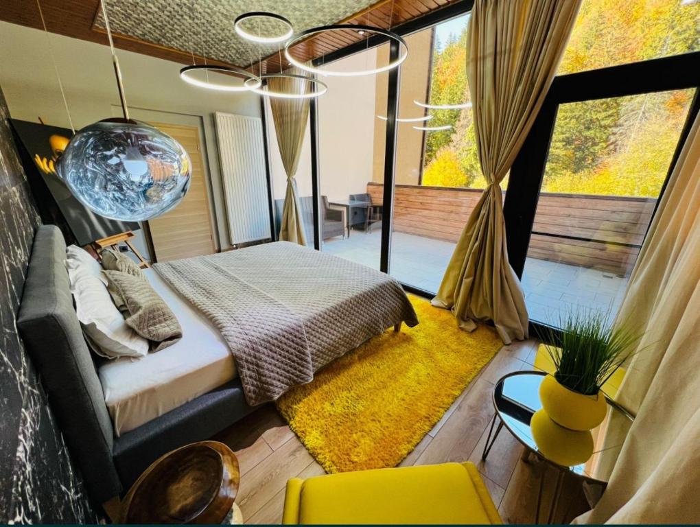 En eller flere senge i et værelse på EVVA Apartment Mountain Retreat