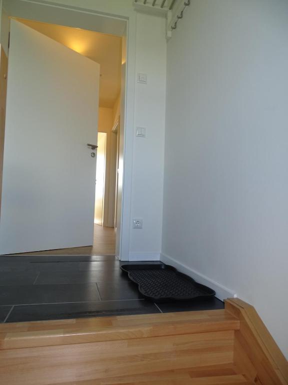 Sunny Side Apartments - Two-Bedroom Apartment With Balcony